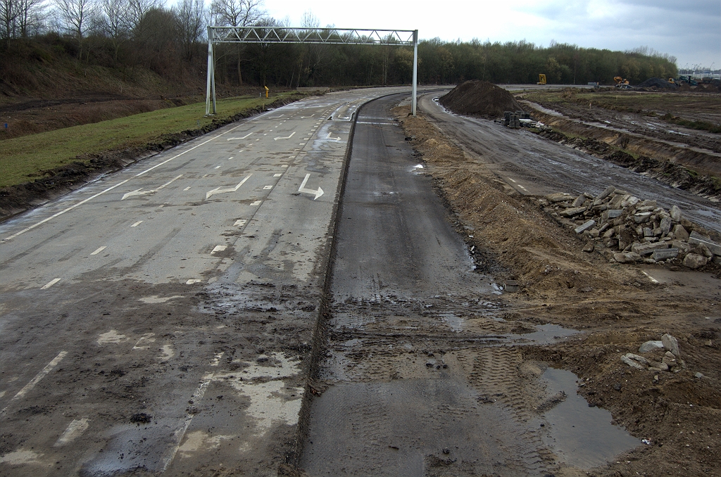 20100404-165442.bmp - Opstelvakken bij de voormalige kruising met de A50, die een beton-achtig uiterlijk hadden. Na gedeeltelijk wegfrezen is echter duidelijk dat het "gewoon" asfalt is. Wellicht een Stabiflex-achtige constructie met cement-gevuld ZOAB.