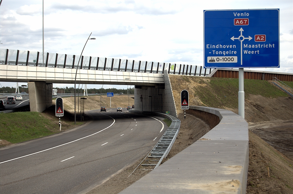 20100405-144557.bmp - ...en de enkelstrooks beperking tot aan KW 33 is dan ook opgeheven. Voortaan moet dus al het lokale verkeer, dat zich vanaf vijf toeritten op de N2 heeft geaccumuleerd, via de rotonde Leenderheide met verkeerslichten zijn weg vinden in de richtingen Venlo of Maastricht.  week 201012 