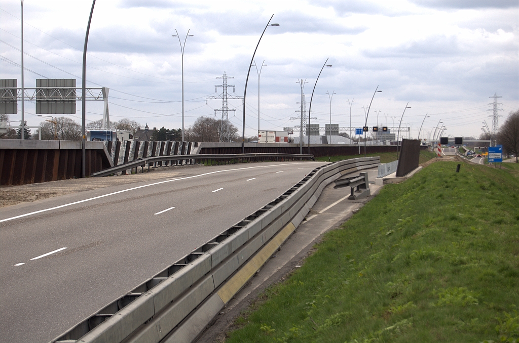 20100405-151723.bmp - Op KW 32 was dat anders. In de faseringen met al het (doorgaande) verkeer op de parallelrijbanen kwam hier de A67 erbij met twee rijstroken tot een totaal van vier rijstroken over het kunstwerk. De betonnen barrier rechts op de "stoep" is nu verwijderd en kan worden voorzien van reguliere geleiderail.