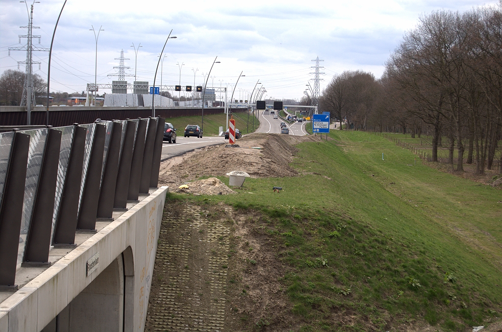 20100405-151931.bmp - Rijbaan op hat talud vanaf KW 32 naar beneden fysiek versmald zodat er ruimte vrij kwam om de ontbrekende kanteldijk aan te leggen.