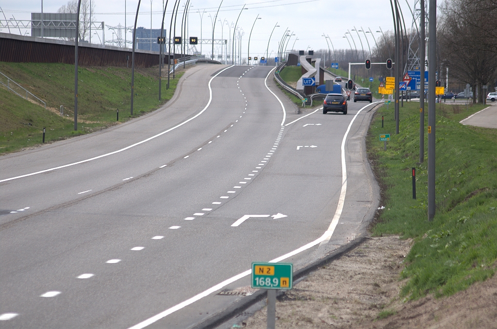 20100405-152658.bmp - Het gehele wegvak tussen KW 32 en de high tech campus heeft een overbreedte aan de linkerkant, omdat er in de faseringen drie rijstroken op gelegen hebben. Aanstaand weekend zullen we dus gaan zien wat men er mee gaat doen. Fysiek versmallen (onwaarschijnlijk)? De gehele breedte overlagen met ZOAB of enkel de twee rijstroken? Wellicht ten overvloede, er komen geen vluchtstroken in de N2.