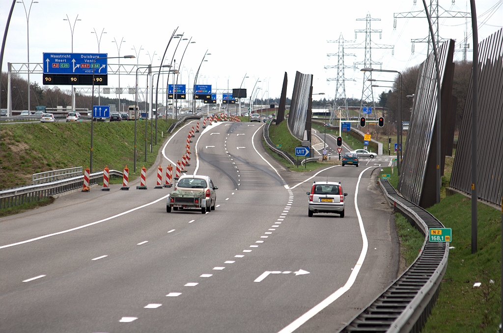 20100405-155352.bmp - In de aansluiting Waalre is de oversteek van de parallerijbaan naar de hoofdrijbaan afgezet met geleidebakens. Er gaan dan ook nu twee rijstroken door naar de parallelrijbaan richting kp. Leenderheide...  week 201012 