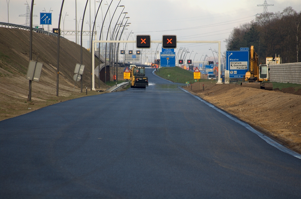 20100410-092020.bmp - Nog drie rijstroken breed ZOAB (eerste laag) vanaf de rotonde Leenderheide naar KW 32 (Roostenlaan)...  week 201013 