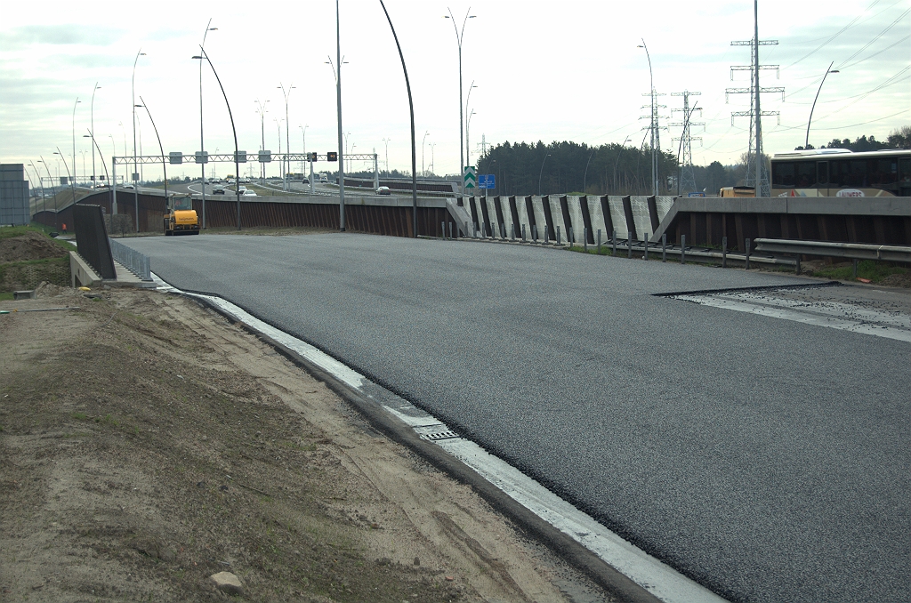 20100410-093535.bmp - Andere (west-)zijde van KW 32, tegen de rijrichting. Nu de eerste laag ZOAB er ligt is wel duidelijk dat de overbreedte van de parallelrijbaan niet fysiek verwijderd wordt, maar er enkel een breedte van twee rijstroken wordt overlaagd.