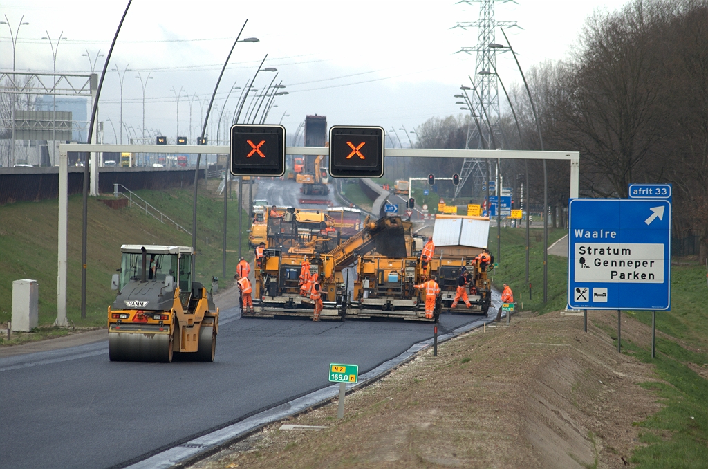 20100410-093858.bmp - Twee spreiders dus, voor elk van de twee rijstroken, de voormalige derde blijft onbedekt. Op dit punt ook nog een spreider voor de uitvoegstrook naar Waalre.  week 201013 