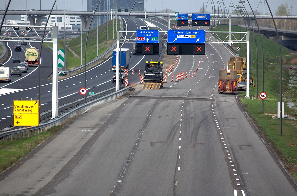 20100410-111154.bmp - Einde van het werkvak nabij het portaal waar een stukje afgefreesde rijbaan de voorlopige overgang aangeeft naar dicht asfalt.  week 201011 