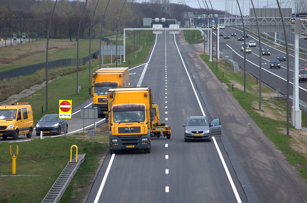 20100411-173459.bmp - En klaar. Van drie rijstroken naar 2+calamiteitenstrook.