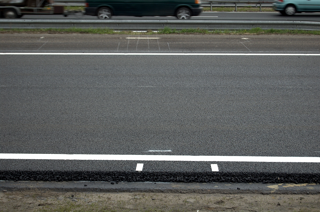 20100411-174848.bmp - In het wegvak nog een aardig detail van thans aan het zicht onttrokken detectielussen wiens positie nog wel op het nieuwe ZOAB is gemarkeerd. In de verte zijn de lussen nog herkenbaar in de onbedekt gelaten CASTRO (laten we onze eigen vakterm-afkortingen verzinnen!)