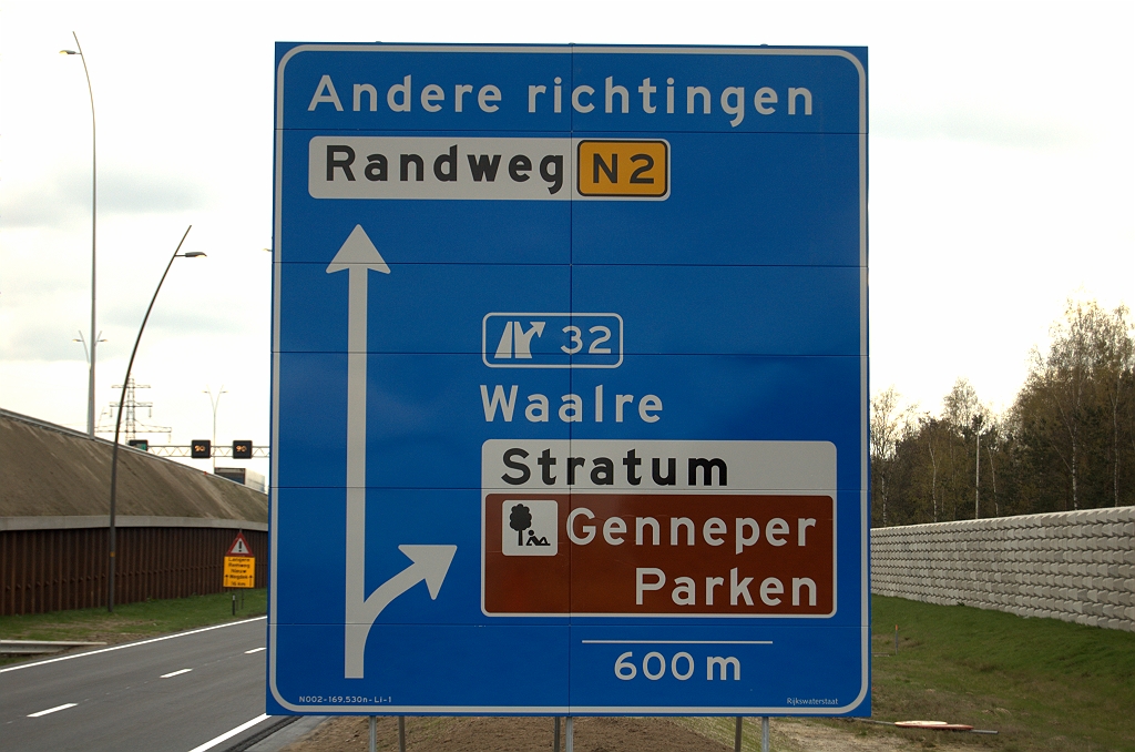 20100411-185348.bmp - Eerste bruine bestemming op de Randweg  Eindhoven  N2. Het van der Valk hotel ziet de horeca-pictogrammen verdwijnen. Maar dat zijn geen pertinente fouten. Het afritnummer daarentegen... oeps!