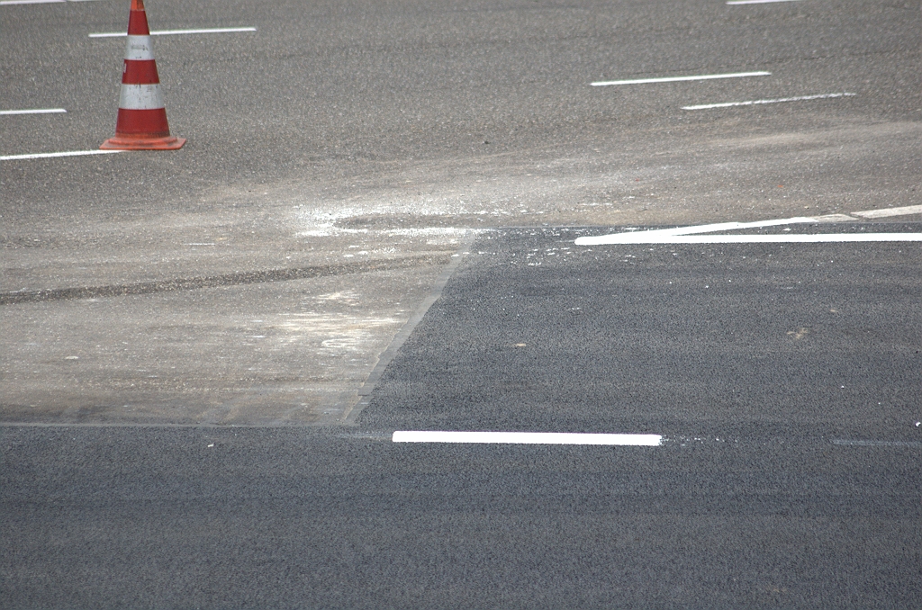20100411-190137.bmp - En het resultaat. Tussen ZOAB en het dichte asfalt van de rotonde vinden we weer iets flexibels (Latexfalt?).