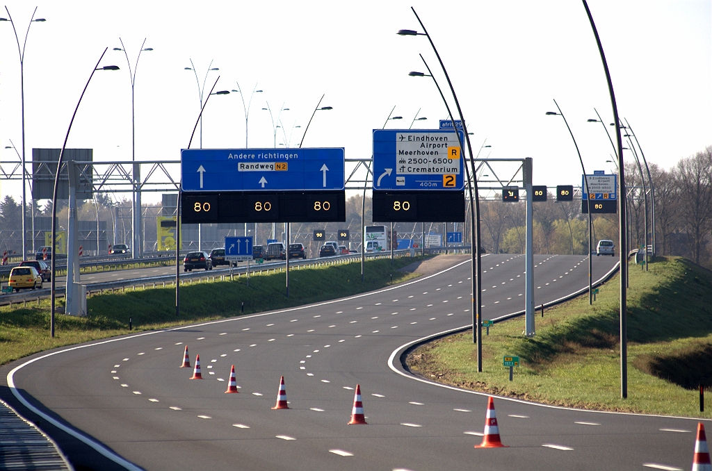 20100417-090722.bmp - Tijdens het afsluitweekend was ook de afrit Airport onbereikbaar, maar enkel vanuit de richtingen Amsterdam en Nijmegen. Toch hadden we min of meer verwacht dat de vervanging van de eerste generatie portaalborden hier zou worden afgerond. De rechtdoorpanelen werden een aantal weken geleden reeds vervangen, maar de mix met de oude uitvoegborden blijft dus voorlopig nog even bestaan.  week 200905 