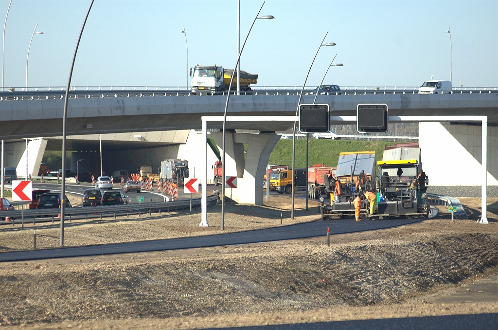 20100417-094603.bmp - Op dag 1 is het oversteekje van de A2 hoofdrijbaan naar de N2 parallelrijbaan bij KW 5 afgesloten. De N2 vanuit de richting Amsterdam lijkt daarmee in zijn geheel onbereikbaar te zijn geworden, en dus alle zeven afritten, maar daar is wat op bedacht zoals we verderop zullen zien.