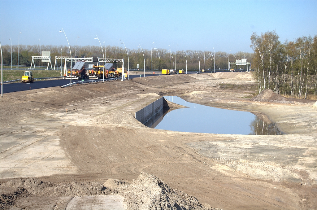 20100417-101648.bmp - De zwaluwenwand op dag 1, waarvan aan de voorkant de "oever" is verwijderd, zodat de vijver nu direct tegen het beton aanligt.  week 201014 