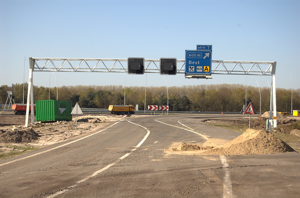 20100417-103819.bmp - Deze is nog blijven staan tot na openstelling, maar het zal wellicht de laatste foto zijn die we er van kunnen nemen. Zoals eerder geconstateerd keert de 600 meter bewegwijzering van de afrit Best niet terug in de nieuwe situatie.  week 200918 