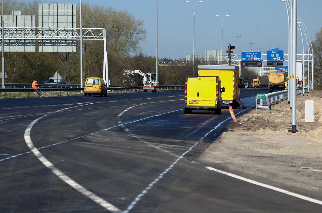 20100417-105822.bmp - Het A58 wegvak naar het Beatrixkanaal op dag 1, op het tijdstip van waarneming nog niet voorzien van de eerste ZOAB deklaag maar wel van een hechtlaag. Het gebruikte markeringsmateriaal van de uit verkeer genomen fasering lijkt weer van een type dat niet verwijderd hoeft te worden voor overlaging.  week 201014 