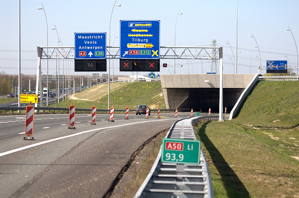 20100417-113510.bmp - Foto's zijn weer gerangschikt per lokatie, zodat er verwarrende tijdsprongen kunnen optreden. Zo zien we hier de beslisborden voor KW 1, maar dan op de zaterdagochtend (dag 1). De afsluiting van de verbindingswegen in de richting Breda in kp. Batadorp was toen al een nacht bezig, sinds vrijdag 16 april 2010 08:00 (dag 0). Bijgeruiterde lokale doelen op het linkerbord reeds verwijderd.  week 200949 