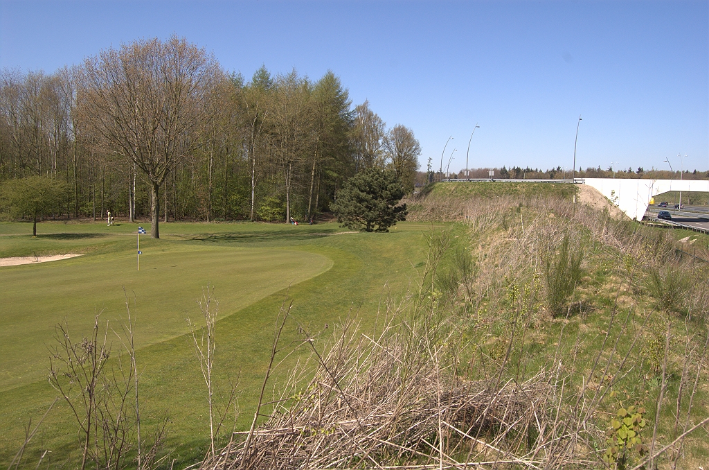 20100417-141101.bmp - Er is gepoogd de golfbaan af te scheiden van de A2 met grondwallen, maar het is duidelijk dat de afrit Centrum zo'n beetje half op het terrein ligt.