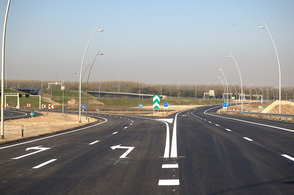 20100418-093559.bmp - Eerste tekenen van de overgang naar autoweg profiel in de afsplitsing van de N2 parallelrijbaan: een iets smallere kantlijn links naast het puntstuk, en de lichtmasten worden donkerder van kleur.  week 201014 