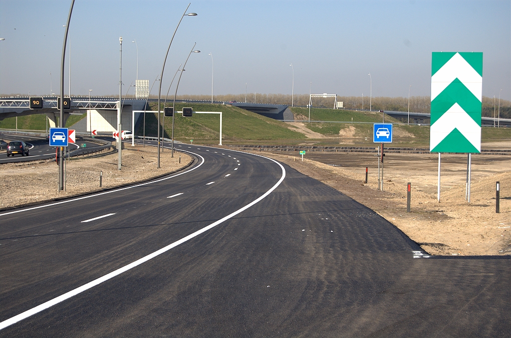 20100418-093735.bmp - Vervolgens verdwijnt de vluchtstrook, worden we geconfronteerd met borden G3 (autoweg) en hangt de signalering aan kokerportalen. Chevronbord op deze plek is wat discutabel omdat we immers de autosnelweg verlaten. Op het overeenkomstige  afsplitsingspunt vanuit de richting Breda  is dan ook een "UIT"-bord geplaatst.