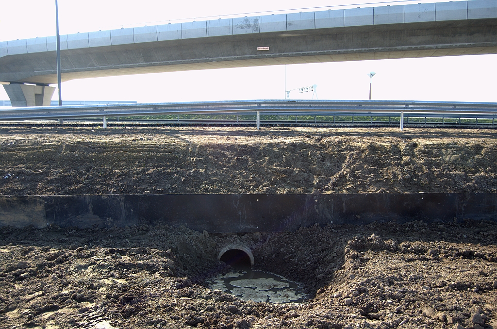 20100418-095514.bmp - Aangekomen bij de N2/A2 de volgende tunnel. Naar aller waarschijnlijkheid ligt er ook eentje onder de A2 rijbaan in de andere richting, zodat hier een doorgaande amfibieverbinding tussen Best en Eindhoven is gerealiseerd.