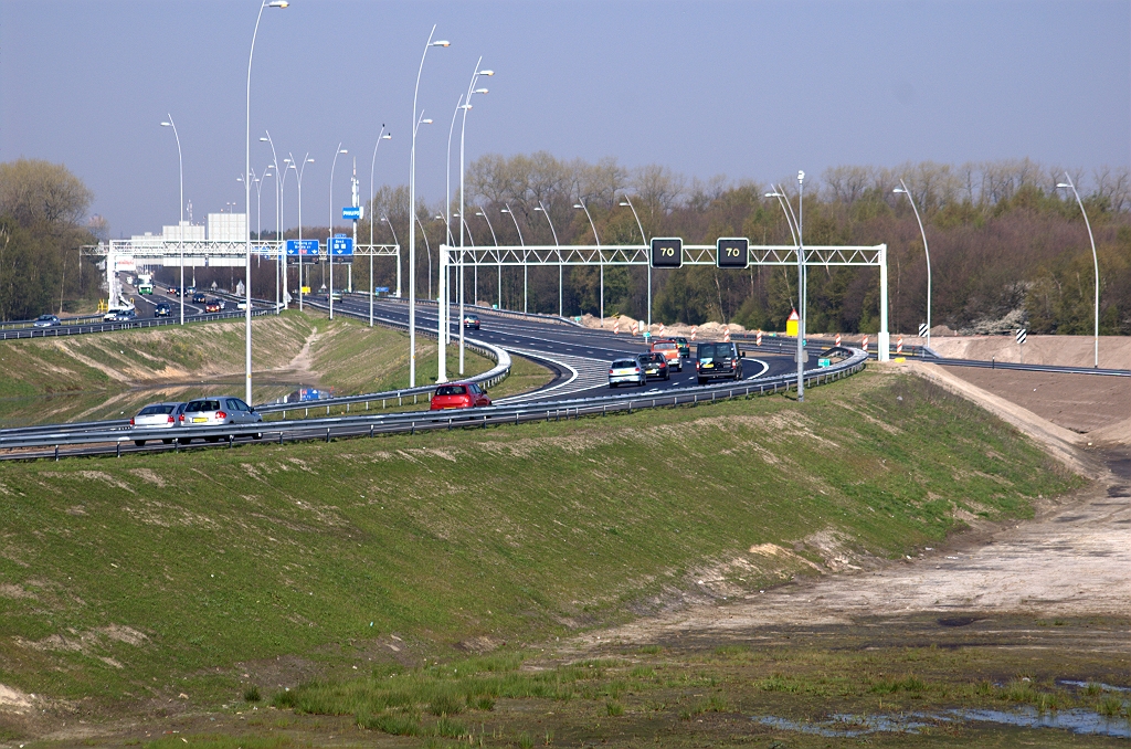 20100418-095816.bmp - Vanwege de integrale overlaging met DZOAB in het wegvak tussen de samenvoeging en de kunstwerken bij het Beatrixkanaal was ook de A58 vanuit de richting Maastricht afgesloten, maar werd reeds op dag 2 om 8:30 opengesteld, enkele uren eerder dan de verbindingsweg Nijmegen-Breda.  week 201013 