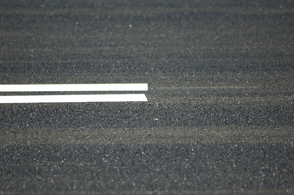 20100418-102644.bmp - Het hele wegvakje lijkt trouwens te zijn voorzien van tape-markering, zoals hier aan het einde van het puntstuk in de samenvoeging van de verbindingswegen uit de richtingen Maastricht en Nijmegen. Het kan aldus zonder ZOAB schade worden verwijderd als de tijd gekomen is voor de permanante markering met drie rijstroken.