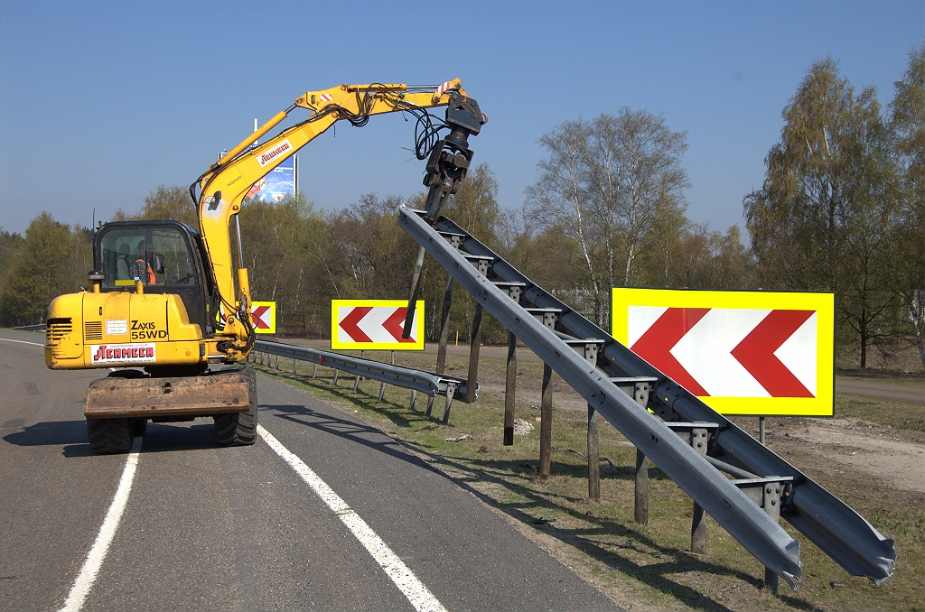 20100418-104640.bmp - ...en vervolgens de geleiderail.