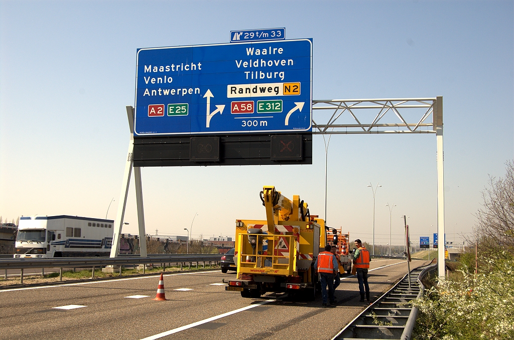 20100418-112906.bmp - Magneetafkruizingen zojuist verwijderd van dit portaalbord in de A50 in het knooppunt Ekkersweijer. Het was aan het einde van de weekendafsluiting waarin de laatste hand werd gelegd aan de nieuwe verbindingsweg Nijmegen-Breda in het knooppunt Batadorp, en de definitieve verkeerssituatie van kracht werd.  week 200949 