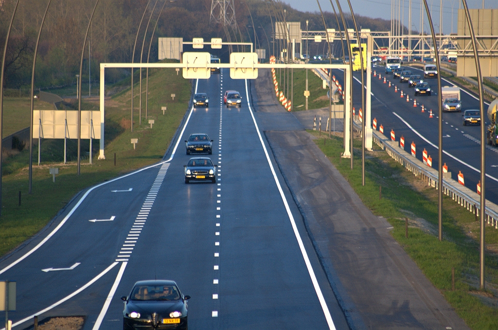 20100423-202032.bmp - Terug naar het onderwerp van dit weekeinde. De N2 afsluiting zal beginnen even ten oosten van de afrit high tech campus. De bedoeling is dat het verkeer via de GODO terug wordt geleid naar de hoofdrijbaan. Daar is dan ook rijstrook 3 reeds afgezet met pijlkar en kegels.  week 201014 