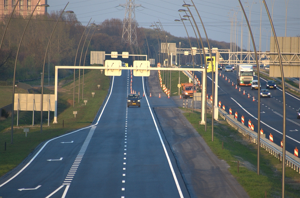 20100423-202419.bmp - Zes minuten voor het geplande afsluittijdstip is er een kegelafzetting op de parallelrijbaan gerealiseerd, die het verkeer naar de rechter rijstrook verdrijft.