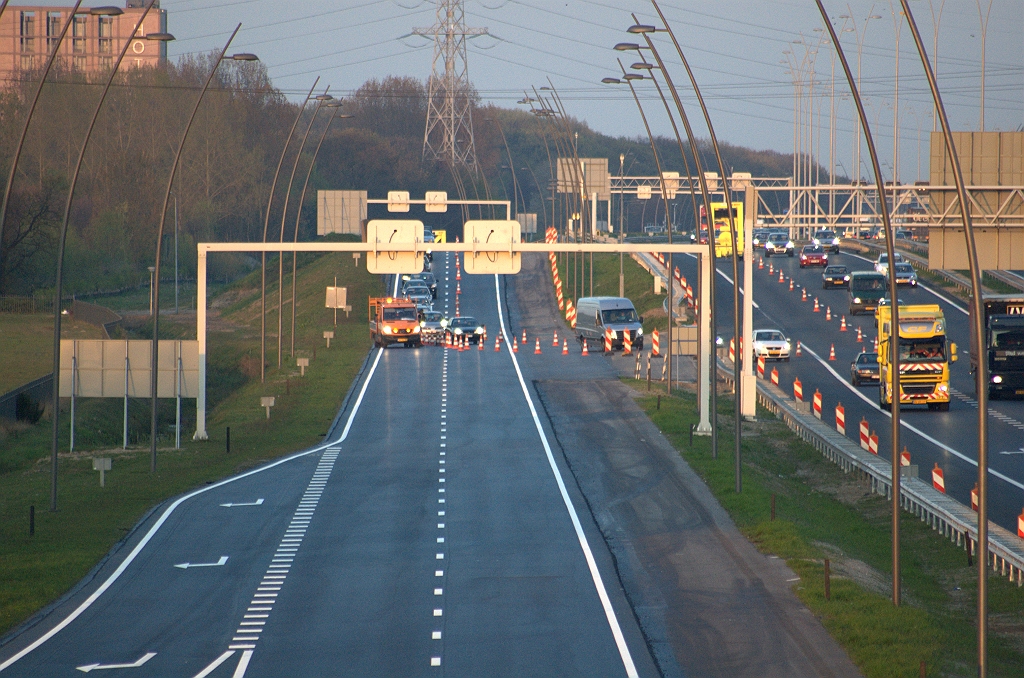 20100423-203343.bmp - Negen minuten later is de afsluiting een feit. N2 verkeersvrij tussen high tech campus en de aansluiting Centrum.