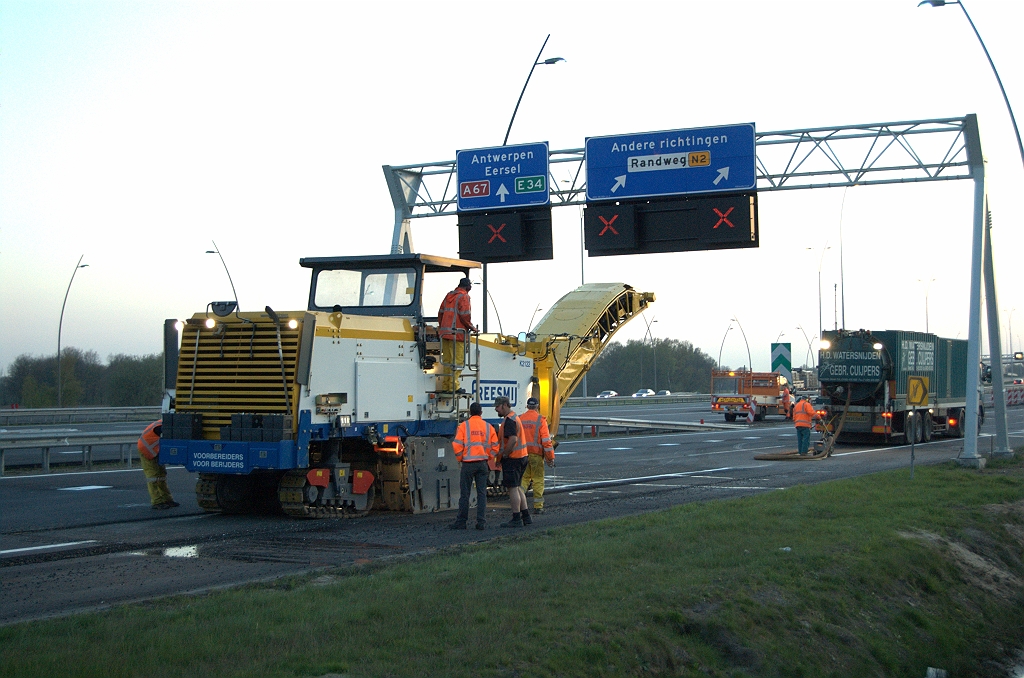 20100423-205716.bmp - Start van het werkvak, terug op dag 0. Het hellinkje van DZOAB rijbaan naar de bestaande onderlagen wordt hier weggefreesd. Daarbij worden ook enige meters ZOAB van het twee weken overlaagde wegvak kp. Leenderheide-HTC verwijderd.  week 201014 