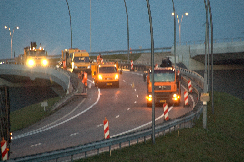 20100423-212016.bmp - Op dag 0 was men nog bezig die geleiderail over de volledige lengte van het kunstwerk te verwijderen. Een klus die in elk van de 8 viaducten in het werkvak moet worden uitgevoerd. Een voor de hand liggende reden hiervoor is de voor de asfaltspreiders en walsen benodigde werkbreedte.