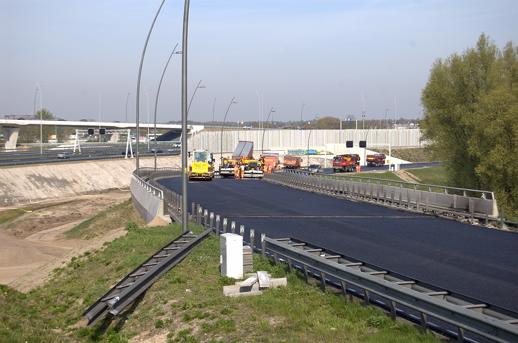 20100424-094937.bmp - KW 22 op dag 1. De voegovergangen steken nog enkele centimeters boven de eerste ZOAB deklaag uit.