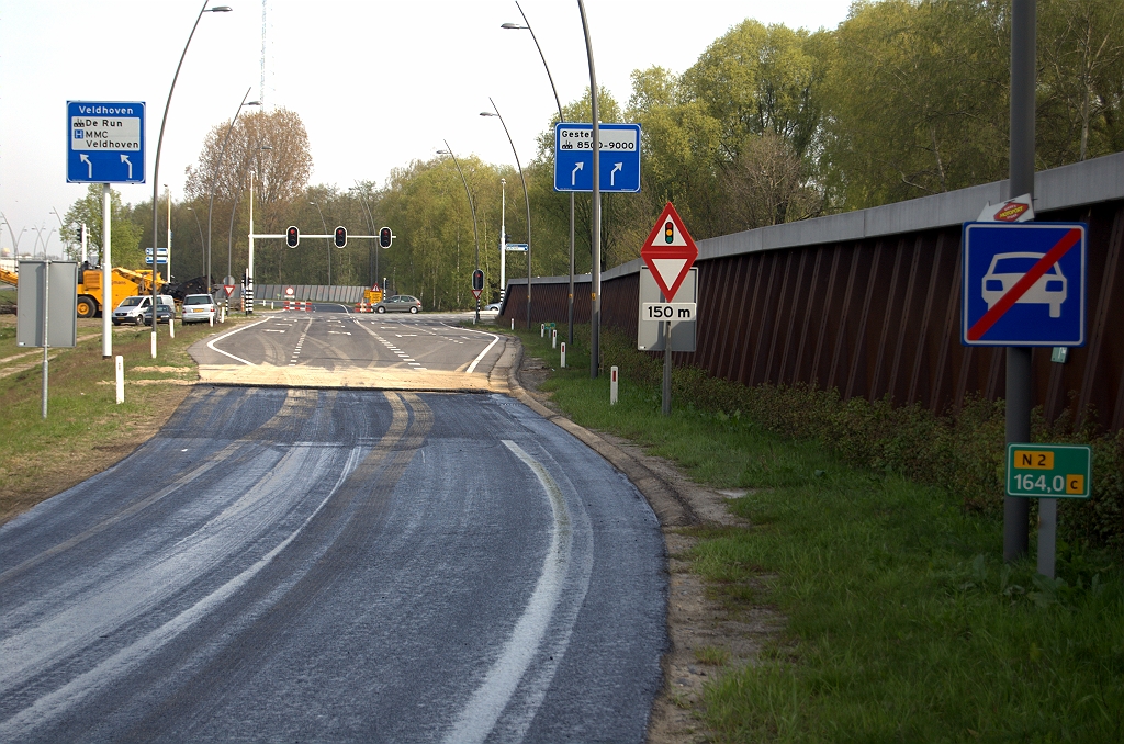 20100424-104028.bmp - Wel nieuwe borden aan het begin van de opstelvakken in rechtoerechtaan design zoals we bijvoorbeeld ook zagen op  de Verlengde Kennedylaan .