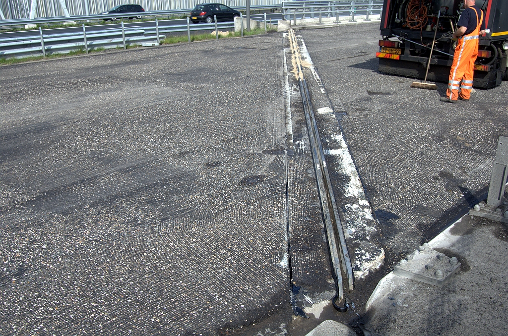 20100424-113908.bmp - ...zodat de voegovergangen weer ontbloot zijn aan beide zijden. Vervolgens wordt er zand in en langs gestrooid.