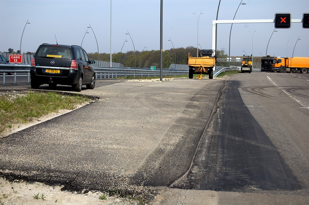 20100424-120728.bmp - Oversteekje tussen hoofd- en parallelrijbaan bij KW 13 ten behoeve van de CADO met hetzelfde nummer. Zoals we op de  "zuidas"  gezien hebben, verwachten we hier doorlopend ZOAB op de calamiteitenstrook langs het oversteekje en over het kunstwerk.