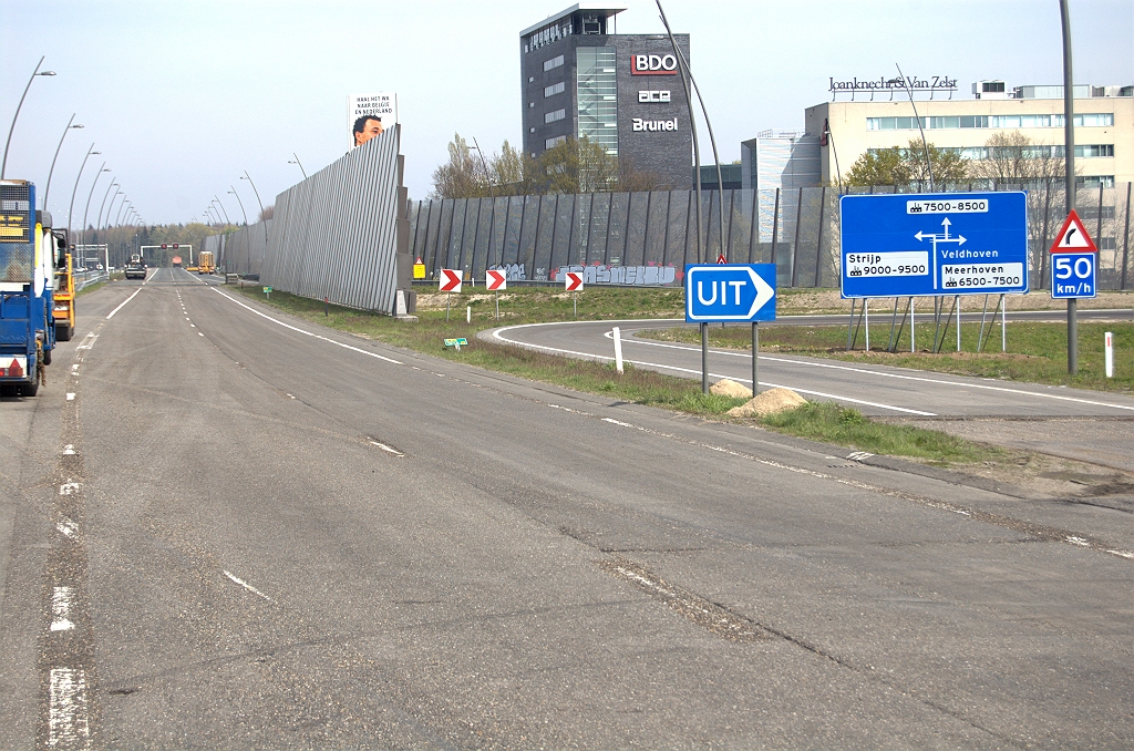 20100424-122932.bmp - In de afrit Veldhoven komt het einde van het ZOAB te liggen bij het UIT bordje, zoals in de meeste aansluitingen. Weer een nieuw bord...