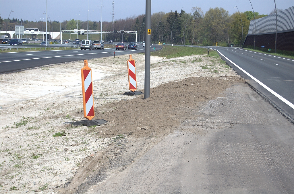 20100424-124621.bmp - Einde van de calamiteitenstrook op het punt waar de voormalige driestrooksfasering ophield en er een enkelstrooks oversteekje was naar de hoofdrijbaan, waarvan nog vaag in de verte wat resten te zien zijn. Overige N2 wegvakken tot aan kp. Batadorp werden direct in definitieve vorm aangelegd, zonder overbreedte voor faseringen, zodat daar de calamiteitenstrook ontbreekt.