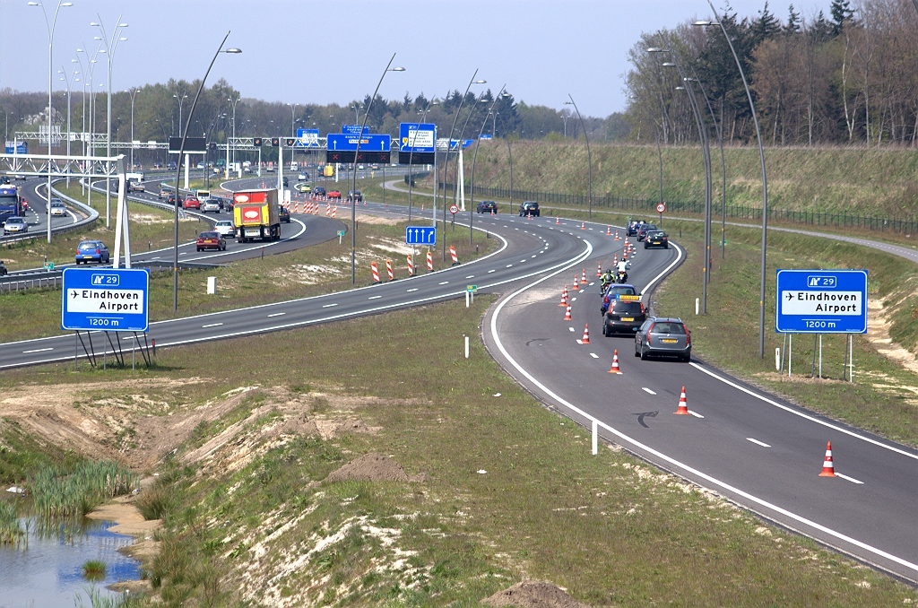 20100424-130137.bmp - Het afsluitweekend wordt tevens benut voor het in definitieve vorm brengen van de toerit Centrum/Strijp, zodat hij zich met twee rijstroken voegt bij de N2 tot een een totaal van vier stroken. Rijstrook 4 valt daar overigens weer snel van af als afrit Airport. Daarom is reeds in de toerit een nieuw vooraankondigingsbord geplaatst. De symmetrie in het wegbeeld is daarmee compleet.  week 201010 