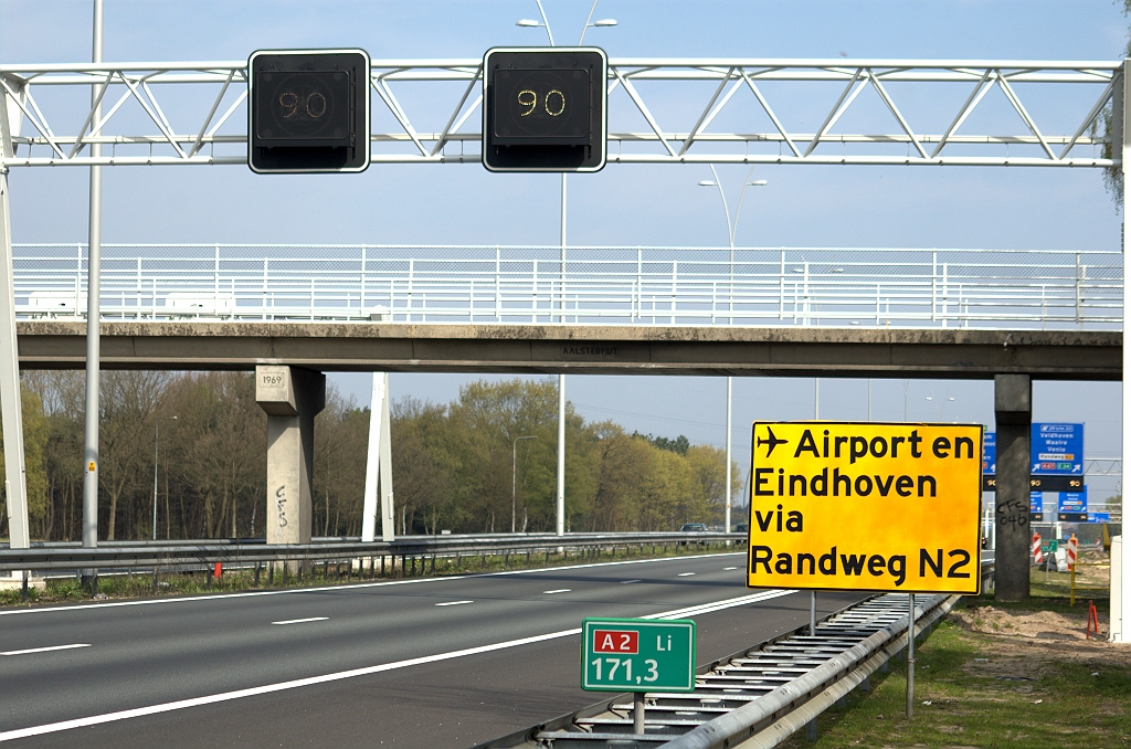 20100425-111044.bmp - Naar verluidt kiezen nogal wat weggebruikers abusievelijk de hoofdrijbaan ("houdt links aan", schijnt de verouderde Tomtom mevrouw te zeggen), terwijl ze een bestemming hebben in Eindhoven. Dat heeft ongetwijfeld te maken met het  ontbreken van het woord Eindhoven op de borden die naar de N2 verwijzen . Rijkswaterstaat heeft zelfs een definitief bord toegezegd dat de situatie moet verduidelijken. Men kan zich afvragen hoe het er in 1977 aan toe ging, toen het parallelbanensysteem in de A12 tussen de knooppunten Oudenrijn en Lunetten werd opengesteld. Waren er 33 jaar geleden ook zulke problemen? Of was de bewegwijzering beter?