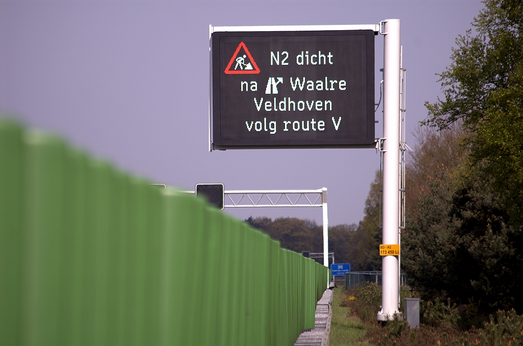 20100425-114005.bmp - Met de beperkte ruimte op de GRIP kon de verkeerssituatie tijdens de afsluiting niet tot in detail worden uitgelegd. Niet de gehele N2 was dicht, zodat de aansluitingen Tongelre en Waalre nog steeds bereikbaar waren.