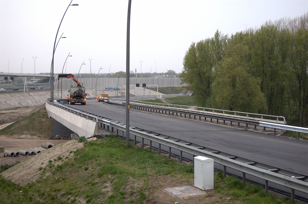 20100425-194333.bmp - Op dag 2 zijn de voegovergangen vrijwel aan het zicht onttrokken door de tweede deklaag. Geleiderail teruggeplaatst en gedeeltelijk vernieuwd.