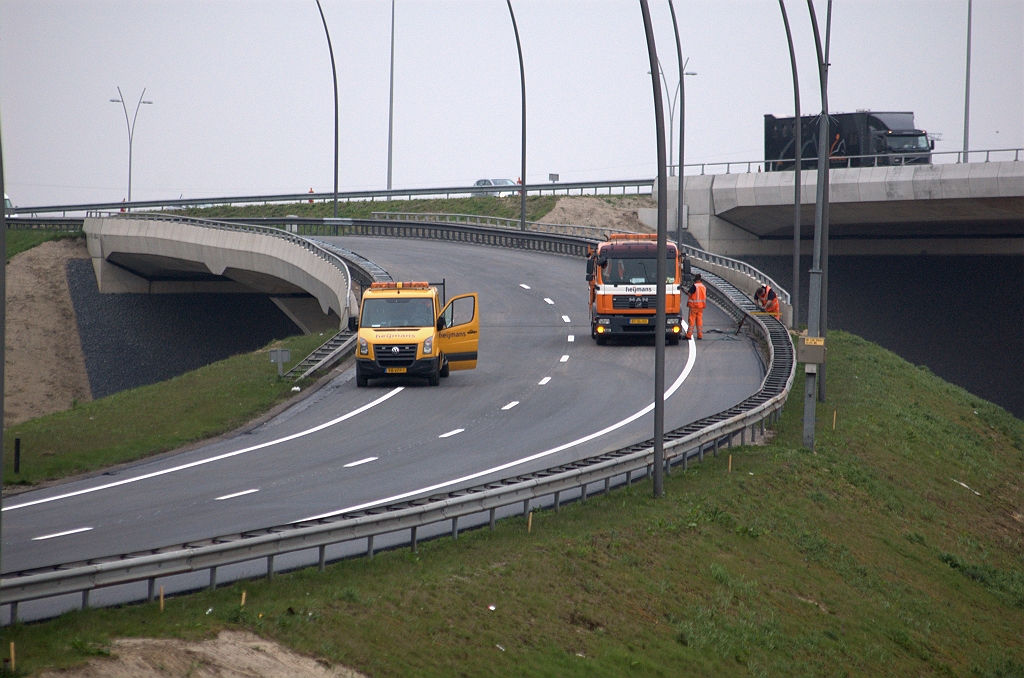 20100425-195530.bmp - Helaas nog niet alle markering aangebracht op dag 2 tijdens het tijdstip van waarneming, maar het lijkt duidelijk dat de overbreedte in KW 22 volledig benut wordt voor redresseerruimte. De calamiteitenstrook kent hier dus een onderbreking.