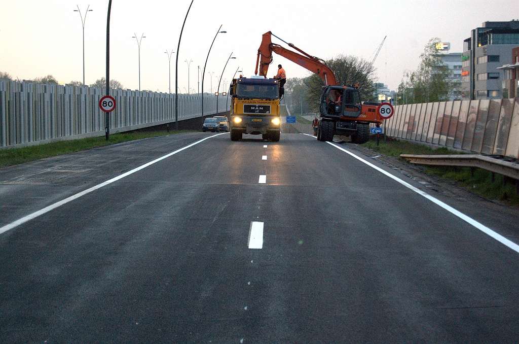 20100425-204535.bmp - Het resultaat op dag 2. Lichtere kleur van het nieuwe ZOAB misschien veroorzaakt door nog reflecterende eigenschappen van het nog niet ingereden materiaal.