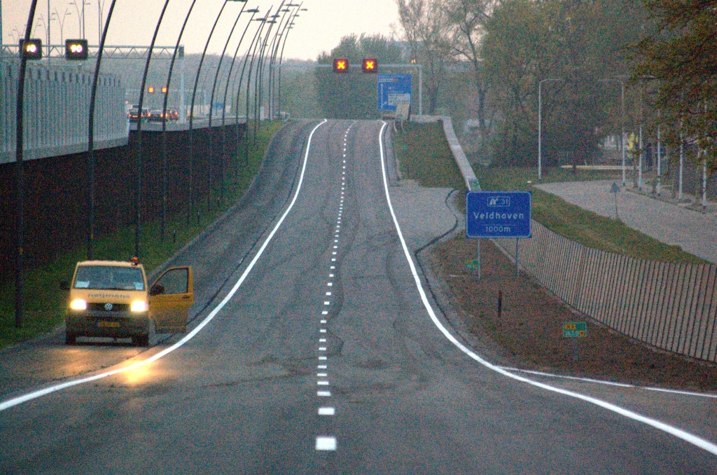 20100425-204808.bmp - Compact ingepast parallelrijbaanwegvak dankzij de kistdijkconstructies, maar op dag 2 met ZOAB en markering lijkt de weg niet helemaal parallel aan de hoofdrijbaan te lopen maar er zelfs nog iets naar toe te buigen.