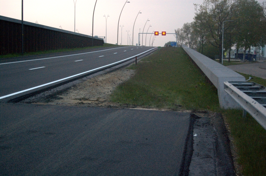 20100425-205444.bmp - Voorlopig einde van de afrit Meerenakkerweg, netjes voorzien van DZOAB. Zoals in  het OTB  te zien is, wordt bij de toekomstige aanleg van de aansluiting een gedeelte van de betonnen sierranden en damwanden weer verwijderd om de afrit door te trekken die dan weer met een helling afdaalt tot maaiveldhoogte.  week 200836 