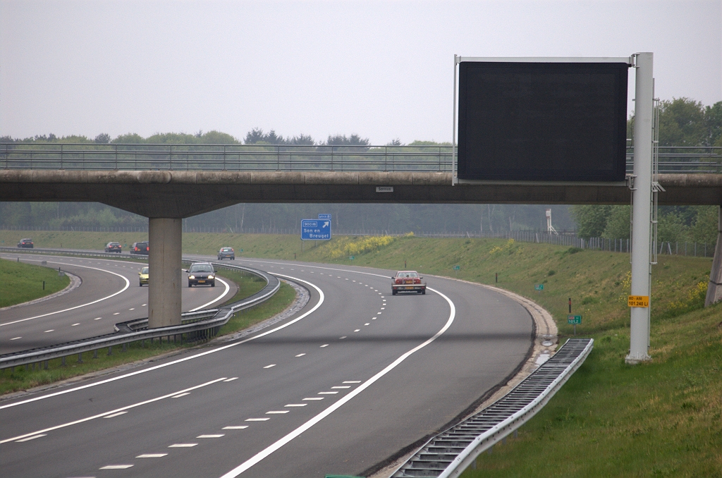 20100430-093010.bmp - De verwarring onder de weggebruikers over het parallelbanensysteem in de Randweg Eindhoven duurt voort. Nog steeds weten sommigen de N2 niet te vinden en rijden over de A2 Eindhoven voorbij terwijl ze er naar toe willen. Rijkwaterstaat heeft een definitieve oplossing in de vorm van verbeterde bewegwijzering toegezegd, maar tot die tijd worden de grafische route-informatiepanelen (GRIP) ingezet om de Randweg N2 onder de aandacht te brengen. Op de A50 bij Son en Breugel is de GRIP nochtans zwart...