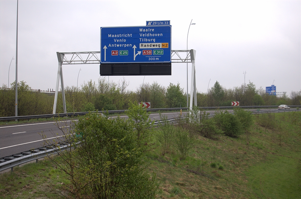 20100430-104036.bmp - Voor wie de boodschap na vier oude borden nog onthouden heeft volgt dan de nieuwe bewegwijzering met de eerste vermelding van de Randweg N2 op 300 meter van het beslispunt.  week 200949 