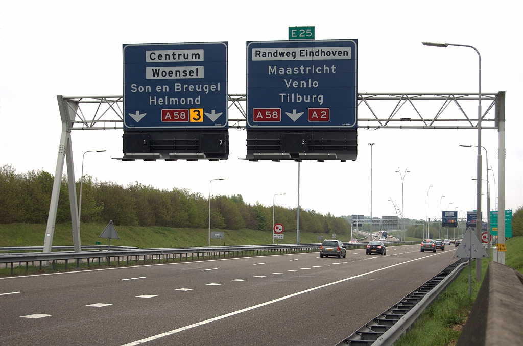 20100430-110443.bmp - Voor het geval dat de berm-GRIP de tekst "Eindhoven volg Randweg N2" vertoont, kan er nog wat verwarring ontstaan door deze oude borden in kp. Ekkersweijer, waarop de Randweg N2 niet voorkomt. Gelukkig staat er nog wel "Randweg Eindhoven" op, een begrip dat voor zichzelf zal spreken.  week 200911 